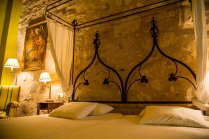 a bedroom with a large bed with a large headboard at Hotel Boutique Posada Dos Orillas in Trujillo
