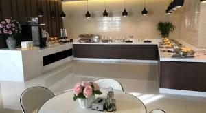 a kitchen with a table with flowers on it at Jinjiang Inn Select Xuzhou Suining Middle Yuanfu Road in Suining