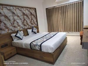 Postel nebo postele na pokoji v ubytování Fun Hotel Rajkot