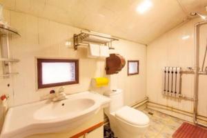 een badkamer met wastafel en toilet bij Pingyao Yufengheng Hotel in Pingyao +186 foto's