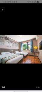 Postel nebo postele na pokoji v ubytování Fenggu Hotel, Beijing Aoshikai Yunlong Tourism Hotel + 4 fotografie