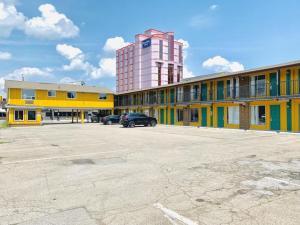 un aparcamiento frente a un edificio con coche en Niagara Best Inn, en Niagara Falls