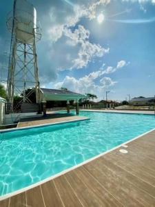 DauisにあるRoyal Palm 3の背景に水上タワーがあるスイミングプール