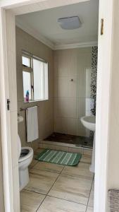 un baño con inodoro y lavabo en Point View Selfcatering, en Mossel Bay