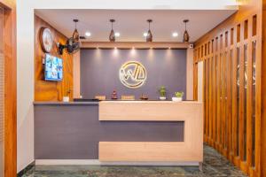 un restaurante con un cartel en la pared en Hotel Woodlark, en Kattappana