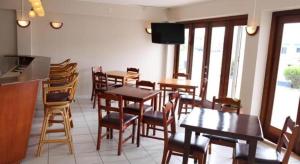 TV a/nebo společenská místnost v ubytování Curacao Lodge