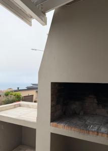 una chimenea de ladrillo en el lateral de un edificio en Point View Selfcatering, en Mossel Bay