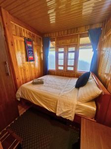 a small bed in a room with a window at Sen Sapa Retreat & Tours in Sa Pa