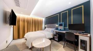 een hotelkamer met een bed en een bureau met een computer bij Jongro HOTEL LABOUM in Seoul