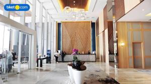 een lobby van een kantoorgebouw met mensen die aan bureaus zitten bij The Rinra in Tanjungbunga +228 foto's