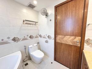 Ένα μπάνιο στο Beautiful Beach Villa family pool near the Grand