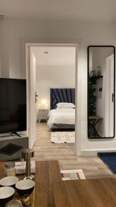 Un dormitorio con una cama y un espejo grande. en شقة بغرفة وصالة, en Riad