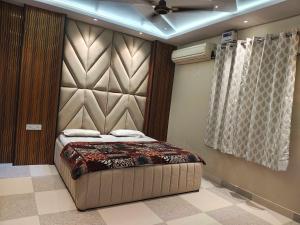 a bedroom with a bed and a ceiling fan at Hotel O THE ERA INFINITY HOTEL in Faithfulganj
