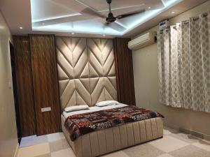a bedroom with a bed and a ceiling fan at Hotel O THE ERA INFINITY HOTEL in Faithfulganj