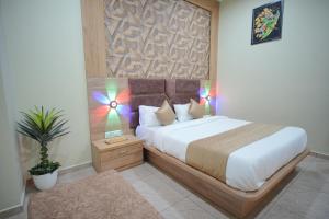 Ένα ή περισσότερα κρεβάτια σε δωμάτιο στο hotel hill top inn vatva