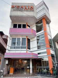 Un edificio con un cartel encima en Hotel D' CaLia Tarakan, en Klapa