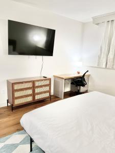 Μια τηλεόραση ή/και κέντρο ψυχαγωγίας στο Alpine Zermatt King Suite Near Park City - #107