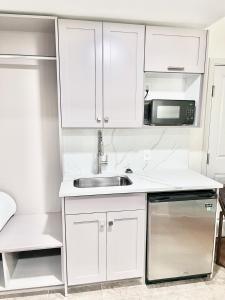 Η κουζίνα ή μικρή κουζίνα στο Alpine Zermatt King Suite Near Park City - #107