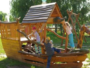 un grupo de niños jugando en un parque infantil de madera en Holiday home in Markkleeberg near a lake, en Markkleeberg 30 fotos más