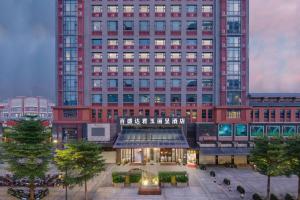 een groot hoog gebouw met een gebouw met een binnenplaats bij Rezen Hotel Pasonda Junyu in Ho-tung