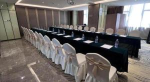 een rij tafels en stoelen in een kamer bij Clear Lake Hotel in Shanwei