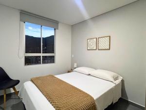 a bedroom with a large bed and a window at Apartamento Familiar en Sabaneta cerca al parque in Sabaneta +16 photos