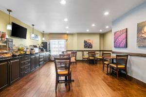 TV a/nebo společenská místnost v ubytování Sleep Inn Fayetteville North