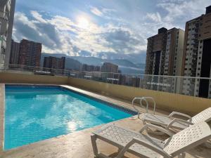 a swimming pool on the roof of a building at Apartamento Familiar en Sabaneta cerca al parque in Sabaneta