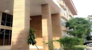 Ban Choeng NoenにあるAmarin Grand Hotelの柱と植物が前面に置かれた建物