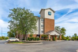een gebouw met een auto op een parkeerplaats bij Suburban Studios Clarksville-Louisville North in Clarksville