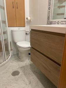 ein Badezimmer mit Toilette, Waschbecken und Dusche in der Unterkunft Encanto cuenca puerta al silencio in Cuenca