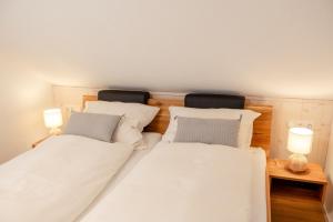 2 posti letto in una stanza con due lampade sui tavoli di Ferienwohnung Kleine Auszeit a Dillingen an der Donau Altre 22 foto