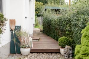un sentiero in legno che conduce a un giardino con piante di Ferienwohnung Kleine Auszeit a Dillingen an der Donau
