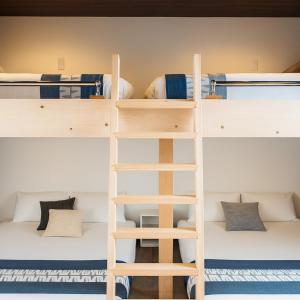een kamer met 2 stapelbedden en een ladder bij 今宵の宿 中州庵 in Fukuoka