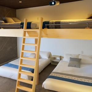 een kamer met 2 stapelbedden en een ladder bij 今宵の宿 中州庵 in Fukuoka
