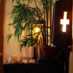 a wooden table with a plant and a cross on it at つなぎ in Nishiwaga +49 photos
