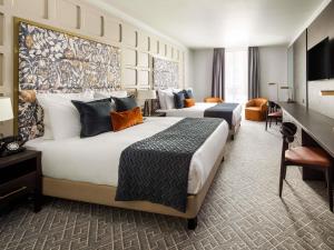 Postel nebo postele na pokoji v ubytování The Municipal Hotel Liverpool - MGallery