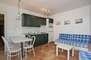 Kuchyňa alebo kuchynka v ubytovaní Apartaments El Berganti en Canyelles Petites