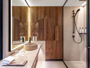 un baño con lavabo y ducha en Swissôtel Tbilisi, en Tiflis