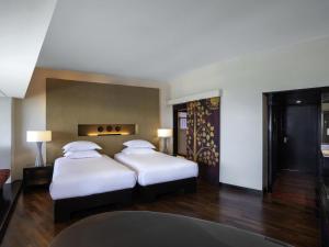 Postel nebo postele na pokoji v ubytování Pullman Phuket Karon Beach Resort