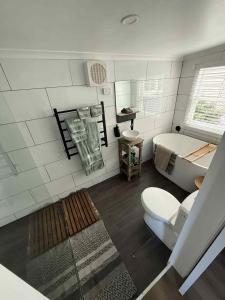 ein Badezimmer mit Toilette, Badewanne und Waschbecken in der Unterkunft The Artists Cottage Waterfront Hideaway in Strahan