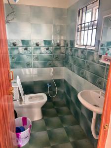 un baño con inodoro y lavabo en Varaham PG - Pallikaranai, en Chennai