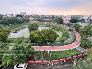un parque con un estanque en medio de una ciudad en Varaham PG - Pallikaranai, en Chennai