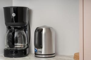 Příslušenství pro přípravu čaje a kávy v ubytování The Nordic Serenity Suite - A Quiet Luxury Residence