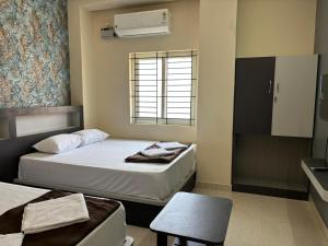 Una pequeña habitación con dos camas y una ventana. en P A Castle, en Salem