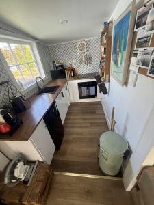 einen Blick über eine kleine Küche mit Holzböden in der Unterkunft The Artists Cottage Waterfront Hideaway in Strahan