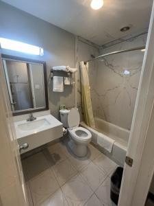 Ένα μπάνιο στο Cloud 9 Inn - El Ciello Inn