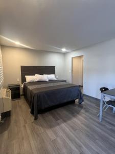 a bedroom with a large bed in a room at Cloud 9 Inn - El Ciello Inn in Pico Rivera