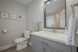 Koupelna v ubytování Caras Cottage - 2 miles from Sanford Stadium + 10 fotografií