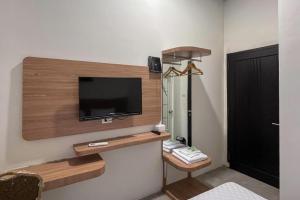 TV a/nebo společenská místnost v ubytování Moresto Hotel Mitra RedDoorz + 16 fotografií